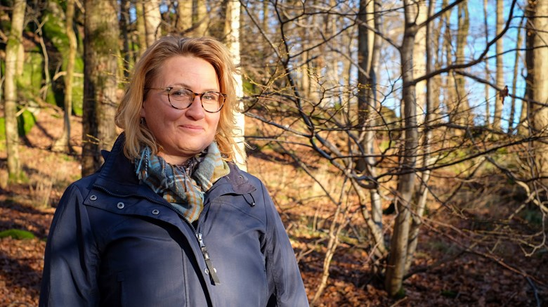 Cecilia Hedström, legitimerad dietist, i lövskog, i novembersol.
