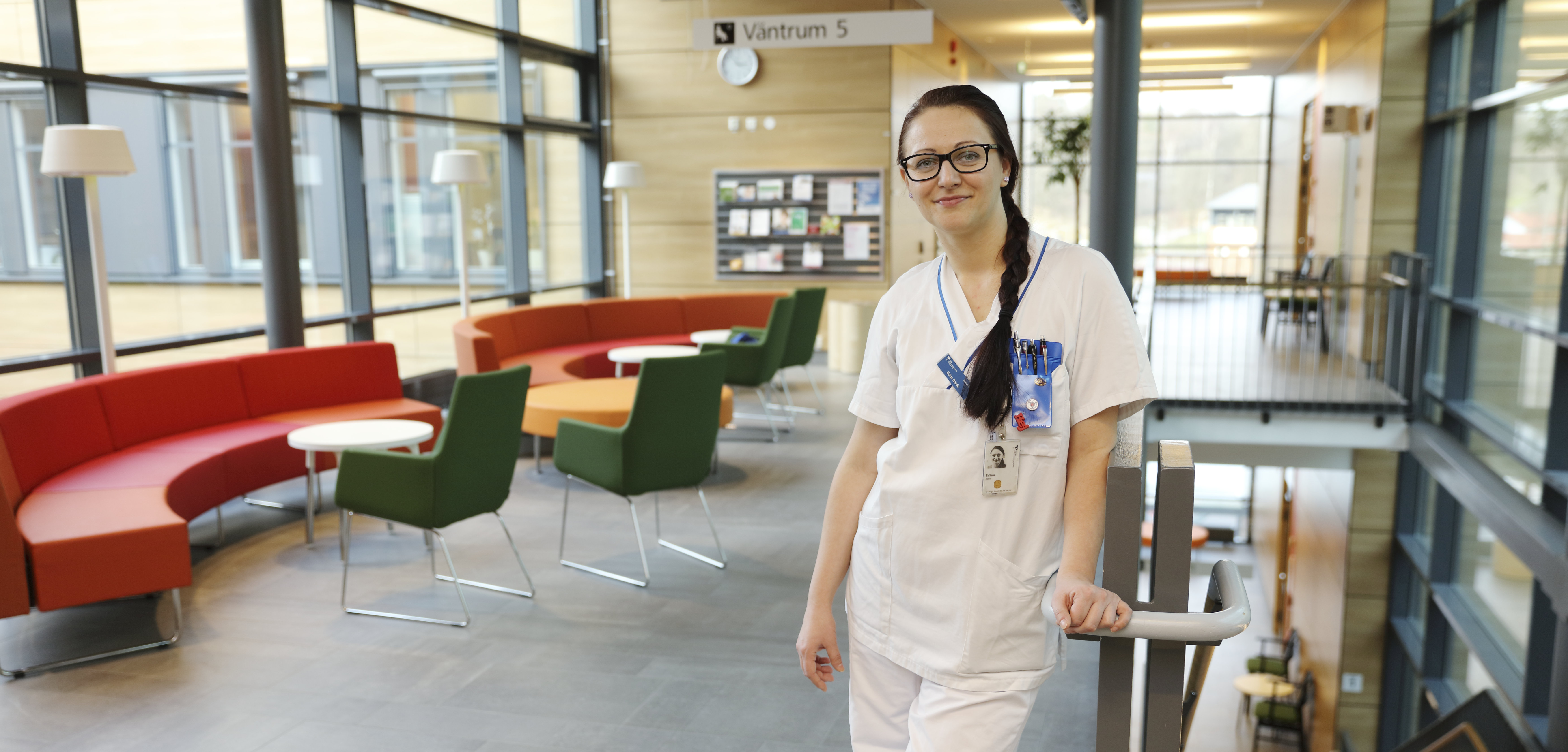 Medarbetare står vid trappan i väntrum 5 på Angereds närsjukhus.