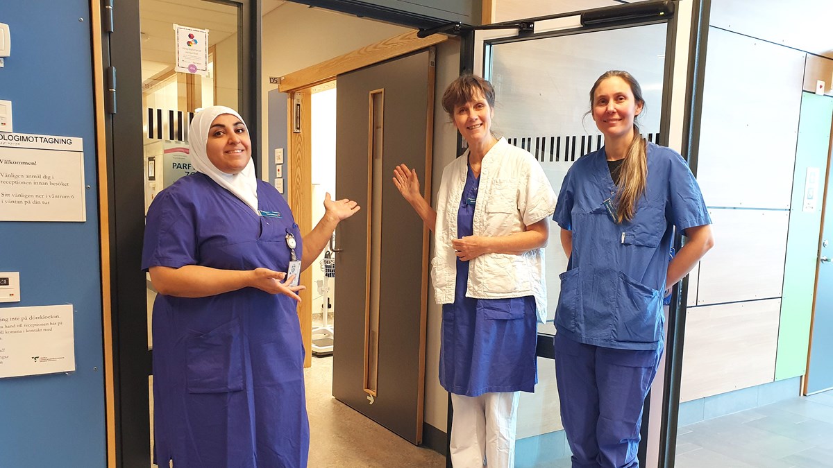 Tre medarbetare står i dörren till vulvamottagningen på Angereds Närsjukhus