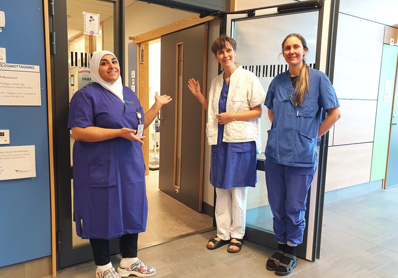 Tre medarbetare står i dörren till vulvamottagningen på Angereds Närsjukhus