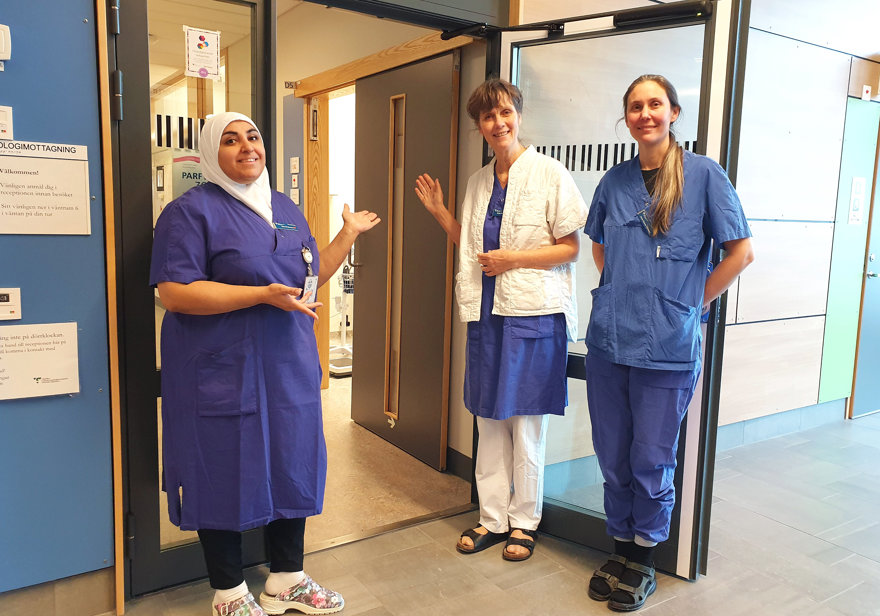 Tre medarbetare står i dörren till vulvamottagningen på Angereds Närsjukhus