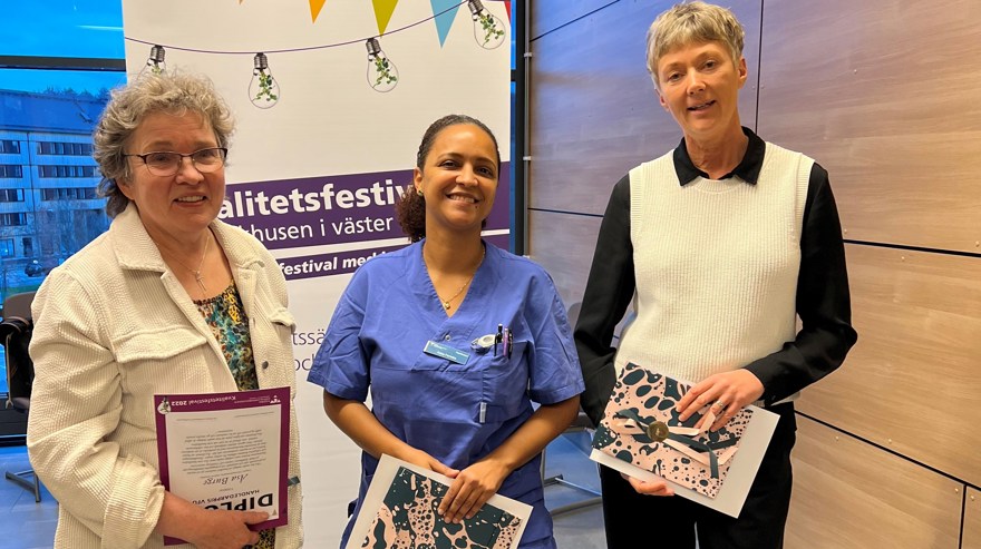 Tre personer ler mot kameran, med diplom i handen.