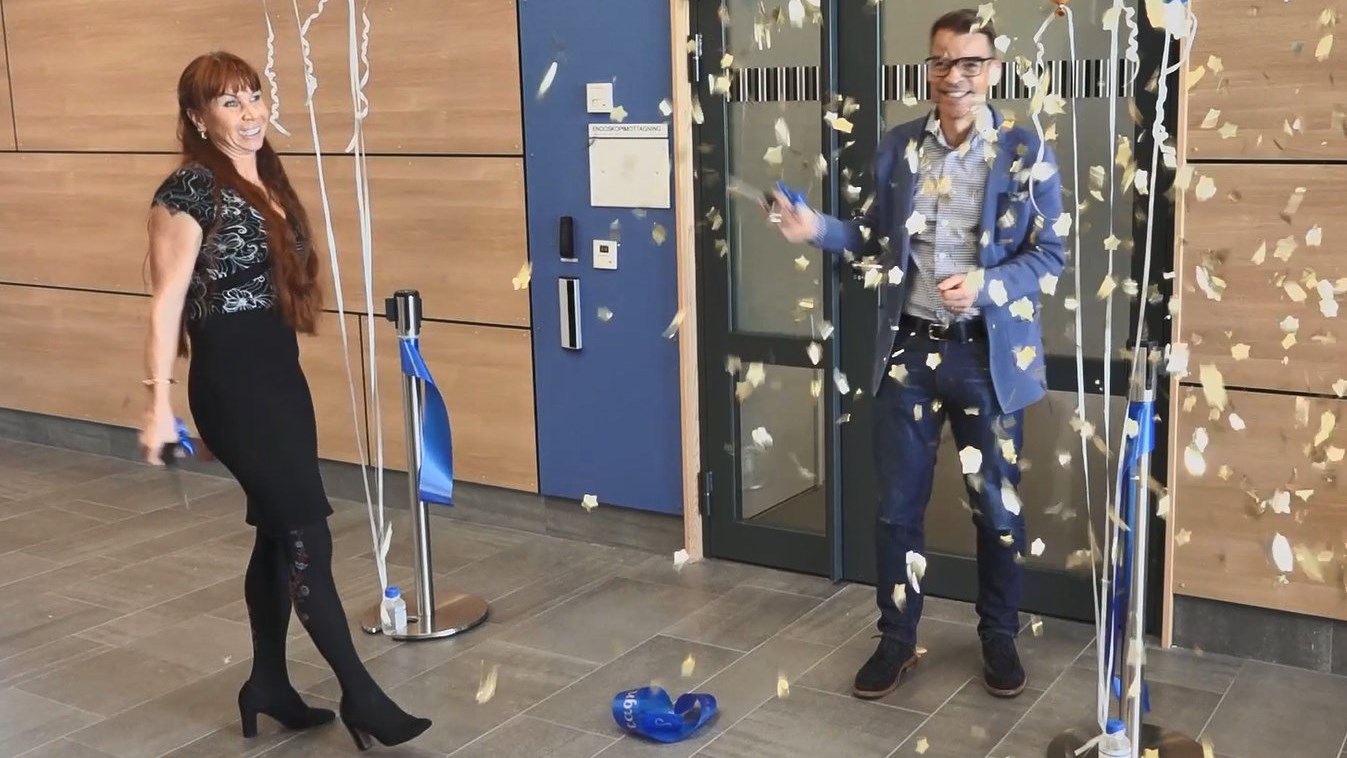 Lisa Granhed, Tobias Nilsson, guldglitter och ballonger.