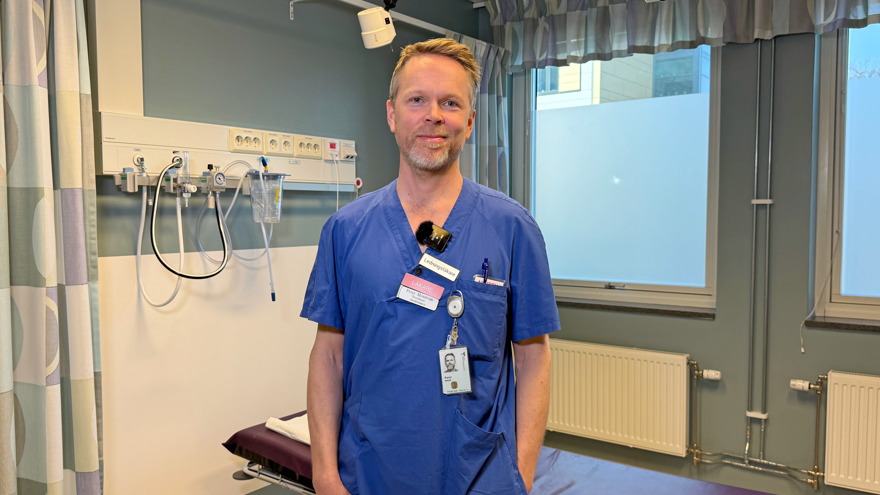 I ett triagerum på akutmottagningen på Alingsås lasarett står Peter Moström, överläkare och läkarchef.