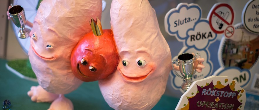 Att sluta röka före operation ger dubbelvinst! Tittskåp som visualiserar vinsterna med rökstopp.