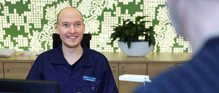 Sjukhusvärd tar emot i receptionen.